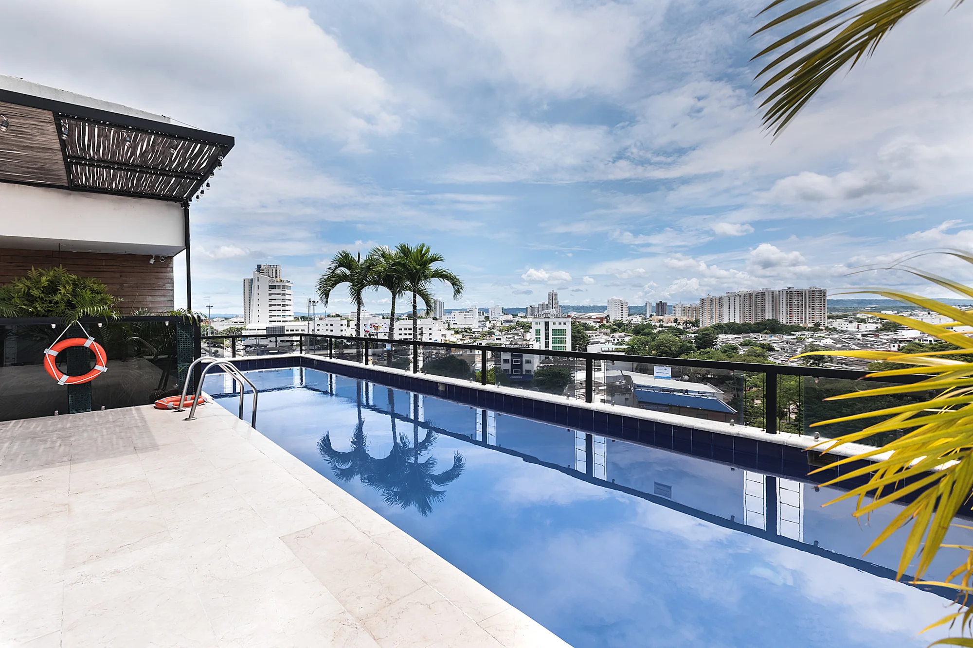 Piscina en la azotea de Appartments Hotel con vista al centro de Medellín