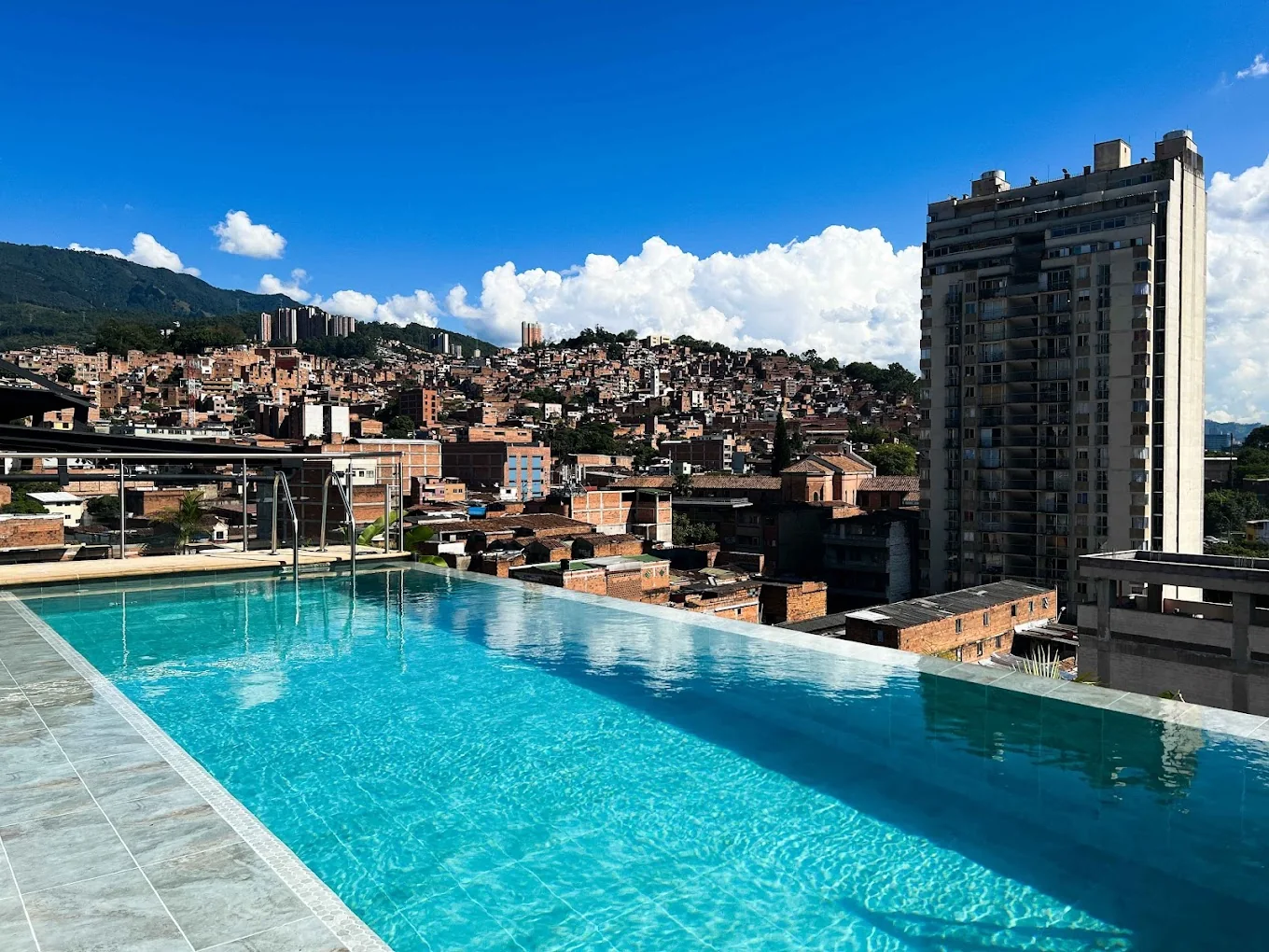 Piscina de borde infinito en la azotea de Appartments Hotel con vista al centro de Medellín
